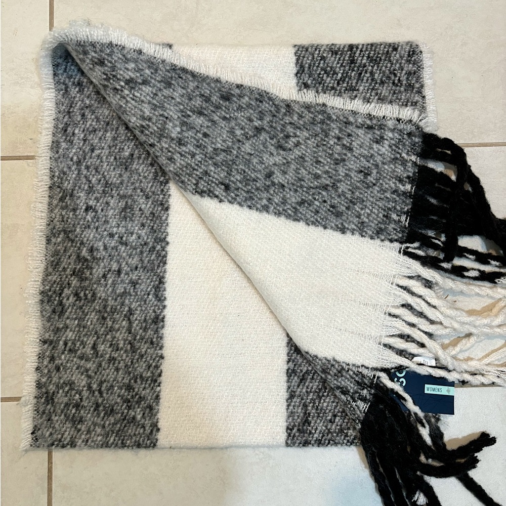 Women’s DSG Blanket Scarf Black And White Stripes NWT
